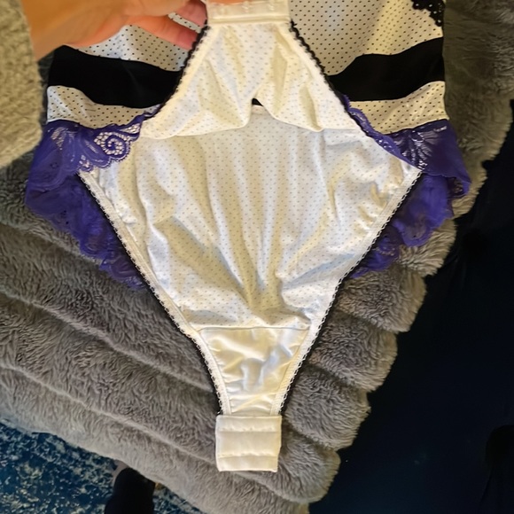 VS Luxe Euro Lace Bodysuit in Purple/B/W NWOT 34DD/M - Picture 8 of 11
